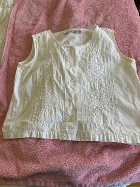 Allyson Whitmore White Sleeveless Embroidered Button-Front Top